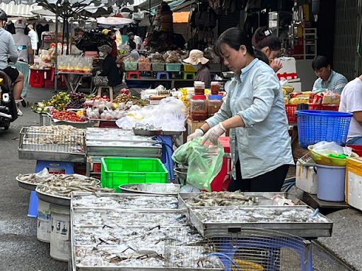 Sắp hết ngày mùng, giá một số mặt hàng vẫn còn cao - Ảnh 2.