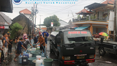 Air Bersih Warga Terganggu  Yonif 900/SBW Turunkan Tangki Air