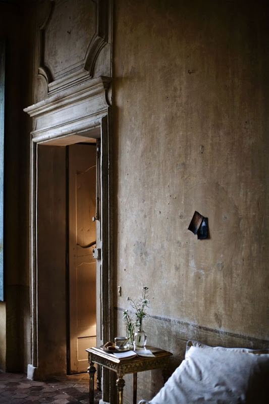 Magnificent mottled weathered wall in a European home. Weathered Walls & Déshabillé Lovely. #walls #distressed #weathered #mottled #oldworld #chateau