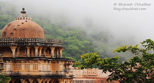 Mountains serving as the backdrop for Kumbhalgarh