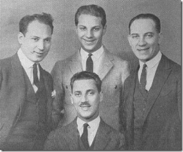 Los hermanos Marx, Harpo, Zeppo, Chico y Groucho (sentado) en 1924