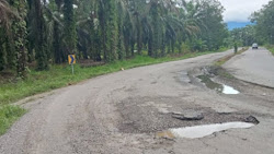 Pengendara Sepeda Motor Jadi Korban, Jalan Jalur Dua Sisupak Dipenuhi Lobang