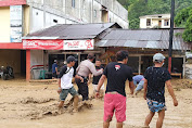 Polres Simalungun, TNI dan BPBD Bersihkan Material Banjir Tutup Akses Jalur Parapat