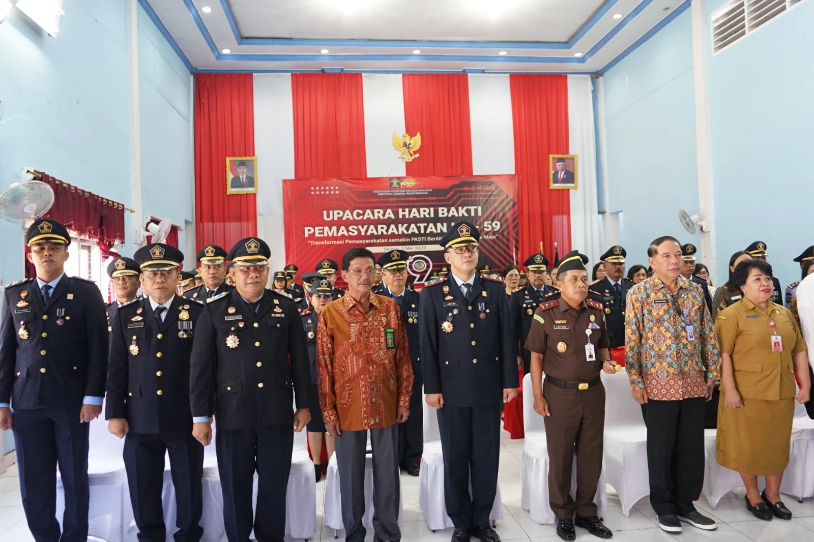 Serah terima jabatan Kepala Rumah Penyimpanan Barang Sitaan Kelas I Manado dari pejabat yang lama Muhadi kepada pejabat yang baru Hardiman sebagai Pelaksana Tugas Kepala Rumah Penyimpanan Barang Sitaan yang dilaksanakan di aula Lapas Manado Selasa  (2/5).(Foto istimewa)