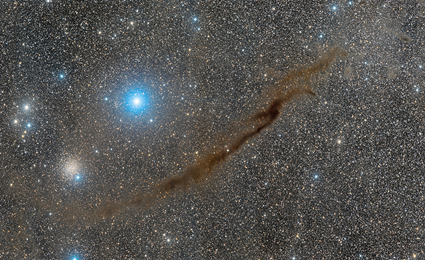 NGC 4372 e a Nebulosa Arabesco Escuro