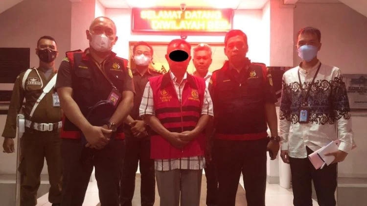 Tersangka F ditahan Tim Kejati Sulut. (Foto istimewa)