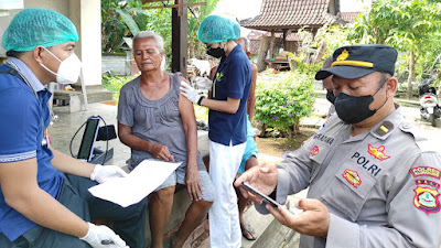 Vaksinasir door to door, Polres Klungkung Sasar Warga Lansia di Desa Gunaksa.