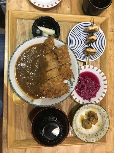 生菜沙拉非常特別，有特殊的沙拉菜，胡麻醬很好吃，套餐小菜真的很用心，杏鮑菇很juice，南瓜很甜，豬排咖哩，咖哩非常濃郁，我喜歡咖哩和豬排分開，值得試試哦！