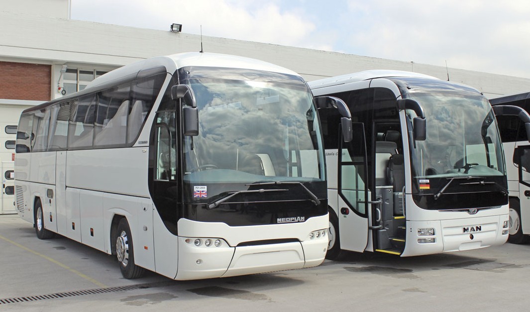 파일:external/www.busandcoachbuyer.com/A-UK-specification-Tourliner-alongside-an-MAN-Lion%E2%80%99s-Coach-e1428428405703.jpg