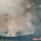 L'helicòpter llençant aigua