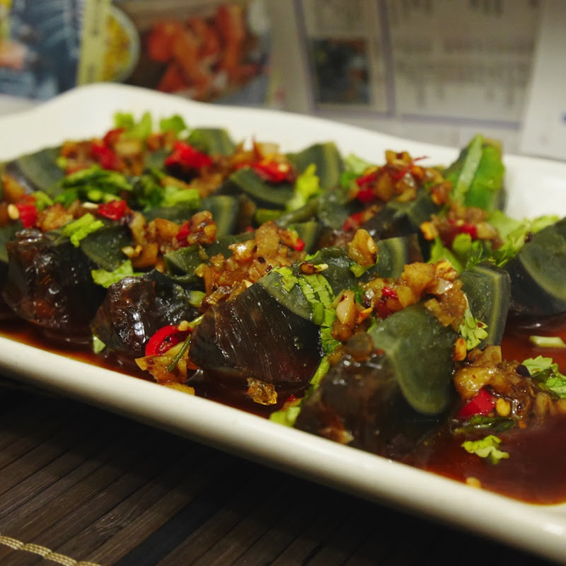 尖椒皮蛋 Century Egg with Hot Pepper 【老娘的草根飯堂】