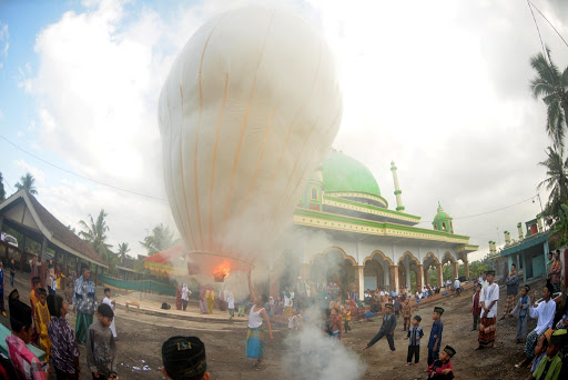 Balon dapat melayang-layang di udara karena