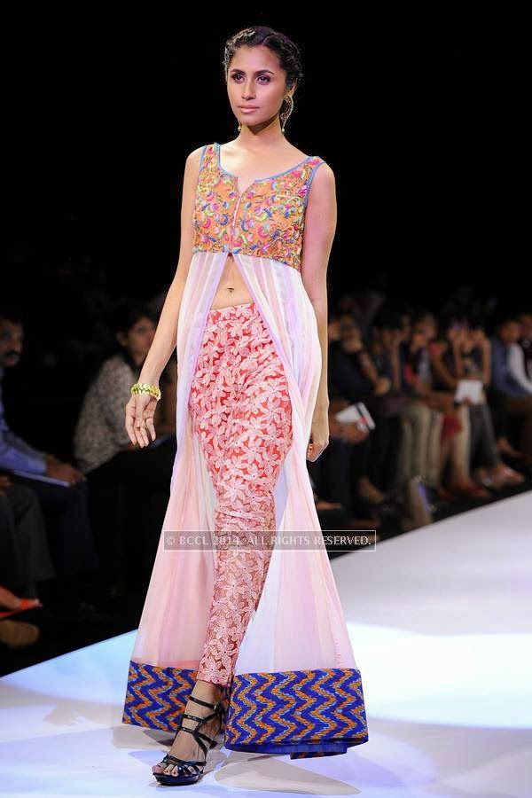 A model walks the ramp for IIGJ Jaipur - Derewala on Day 3 of India International Jewellery Week (IIJW), 2014, held at Grand Hyatt, in Mumbai.