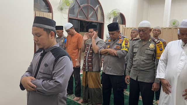 Dalam Menyambung Tali Silahturahmi, Polres Tanjungbalai Ikuti Sholat Tarawih Bersama Warga