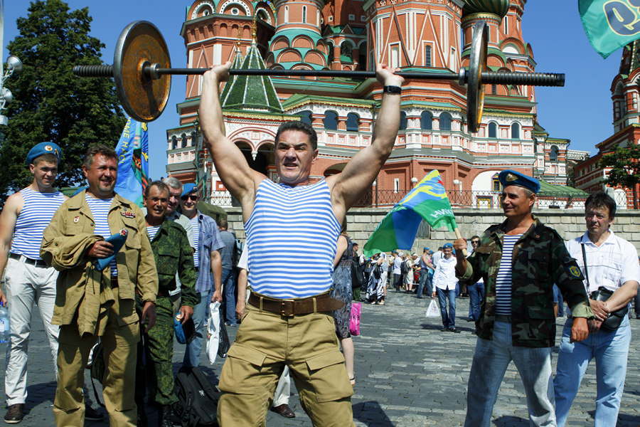 Десантники москва. ВДВ Москва. День ВДВ В Москве. Журналы ВДВ. Как проходит праздник всех мужчин?.