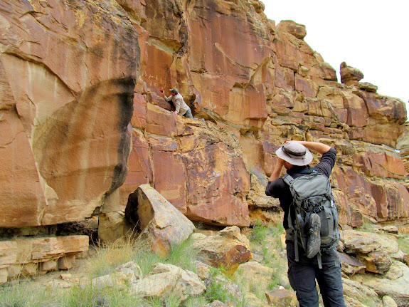 Randy photographing Alan photographing some petroglyphs