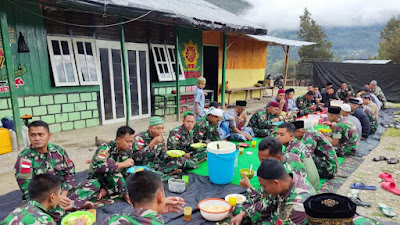 SATGAS 412 KOSTRAD BERBAGI BERKAH DI HARI RAYA IDUL FITRI BERSAMA MASYARAKAT PEDALAMAN PAPUA