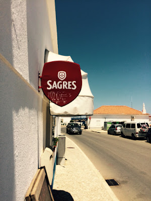 Et skilt utenfor et serveringssted med logoen til ølmerket Sagres