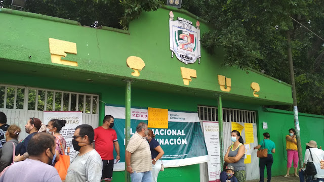 Sí se aplica la segunda dosis a rezagados de 50 en adelante,  en la ESFU 2 de Uruapan.