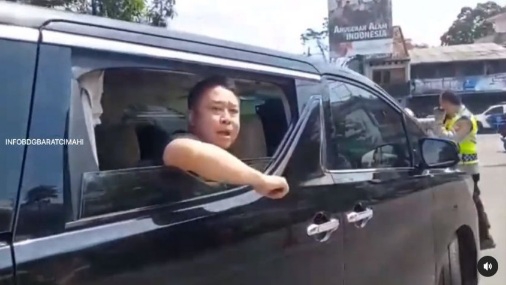 Video Viral Penumpang Mobil Alphard Marahi Polisi yang Jaga Jalur Mudik: Hei Goblok Kamu!