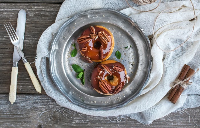 Cinnamon donuts with caramel icing and pekans served with fresh 