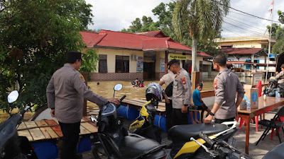 Peduli Bencana: Kapolres Landak Cek Kondisi Banjir dan Beri Bantuan Sembako Kepada Anggota