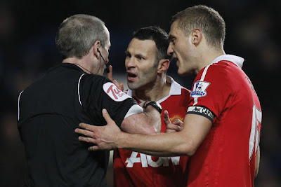 Martin+Atkinson+Referee+Ryan+Giggs+Nemanja+Vidic.jpg