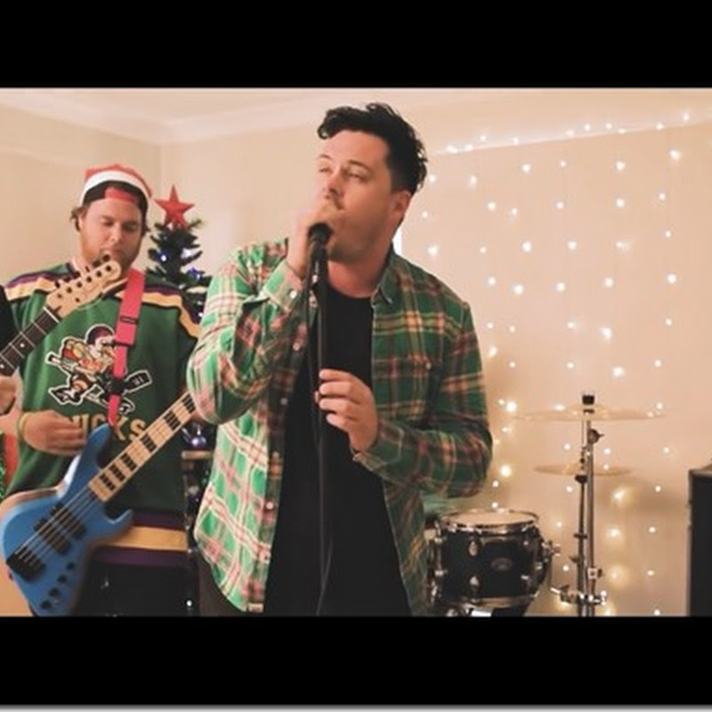 We Set Signals em versão alternativa de 'All I Want For Christmas'