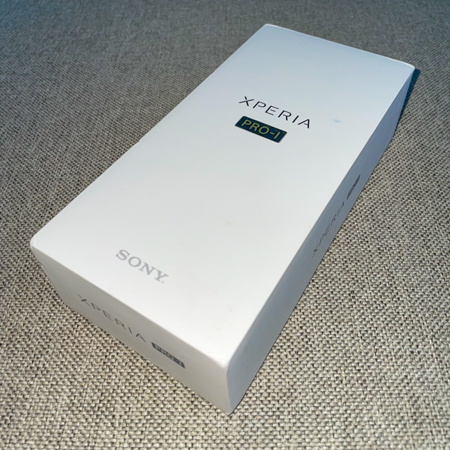 Sony Xperia PRO-I가 들어 있는 상자