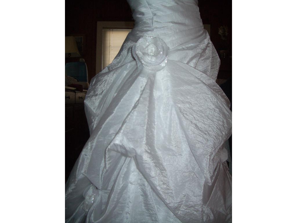 Demetrios DB-102 Size 4   New With Tags Wedding Dresses