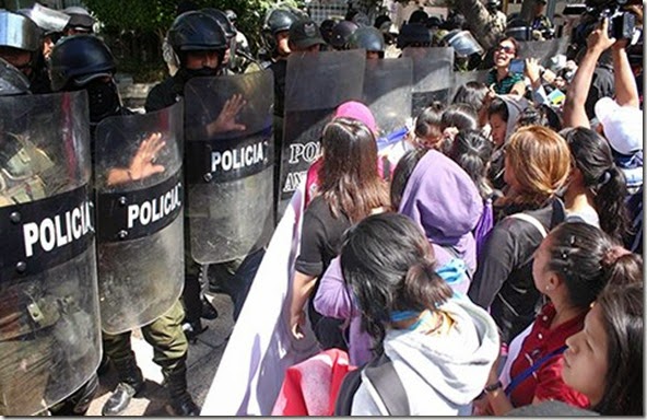 Nuevo enfrentamiento entre policías y estudiantes de la UMSS deja 20 arrestados