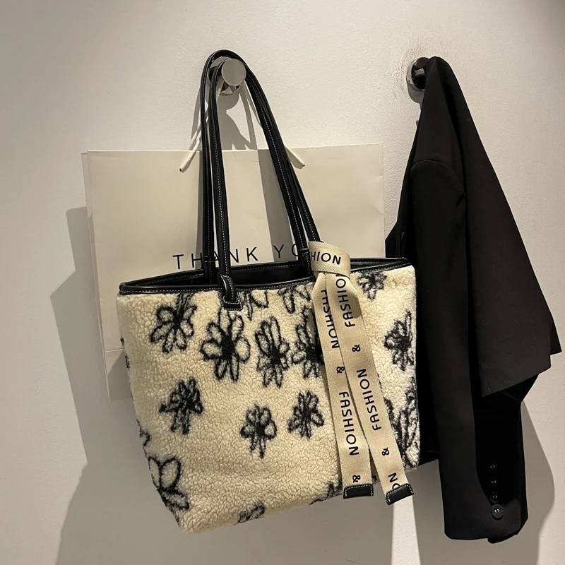 Title 3, Bolsa Tote de Pelúcia com Estampa Xadrez de Flo...