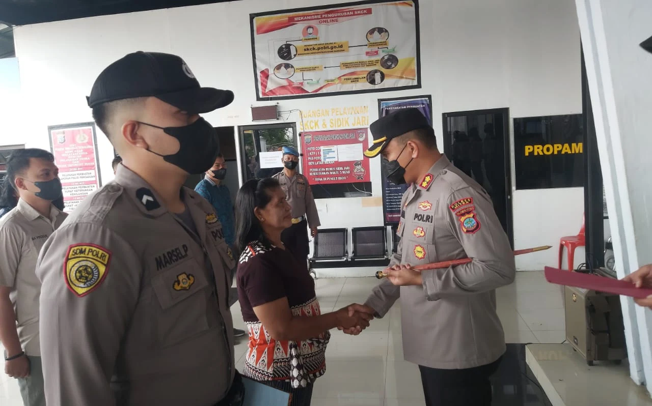 Kapolres Mitra AKBP Feri R. Sitorus saat memberikan reward atau penghargaan kepada personel Polri yang berprestasi, Kamis (1/12/2022). (Foto istimewa)