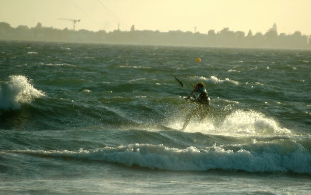 Vers l'estuaire de la Loire (Pornichet/LaBaule, St Brévin...) au fil du temps... - Page 14 Kitesurf_vagues_0040w