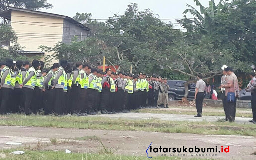 
Polisi Disiagakan Depan Sekertariat Panwaslu Kabupaten Sukabumi
