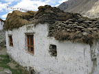 haus in zanskar (am dach die vorräte für den winter)