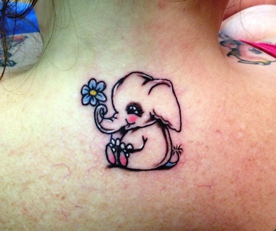 bonito_colorido_elefante_tatuagem_no_pescoço