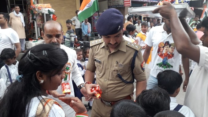 15 अगस्त के अवसर पर सरस्वती शिशु मंदिर के बच्चों द्वारा निकाली गयीं प्रभात फेरी, बीजेपी नेता रुपेश जायसवाल व पुलिस विभाग की तरफ से बच्चों को वितरित किया गया लंच पैकेट