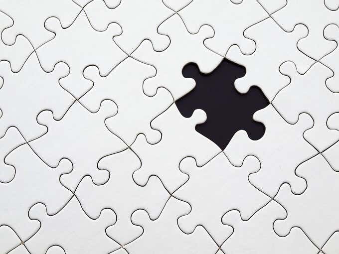 Un puzzle vuoto con un pezzo mancante