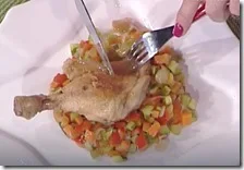 Cosce di pollo alla birra con concassé di verdure