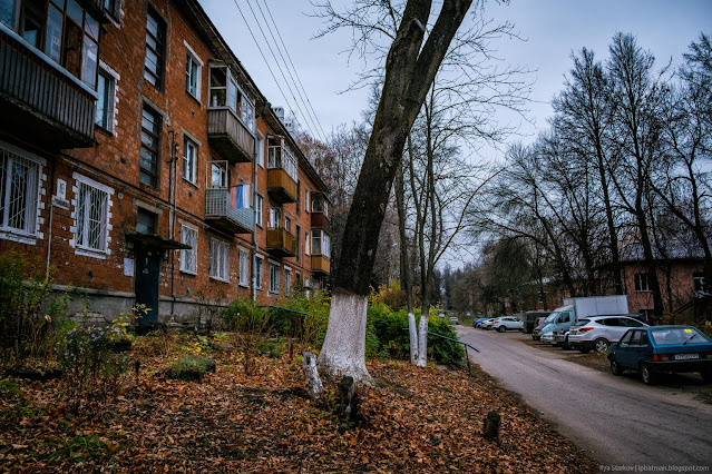 Российский флаг на балконе жилого дома