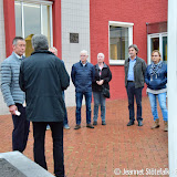 Regenboogvlag bij gemeentehuis op Coming Out Day - Foto's Jeannet Stotefalk