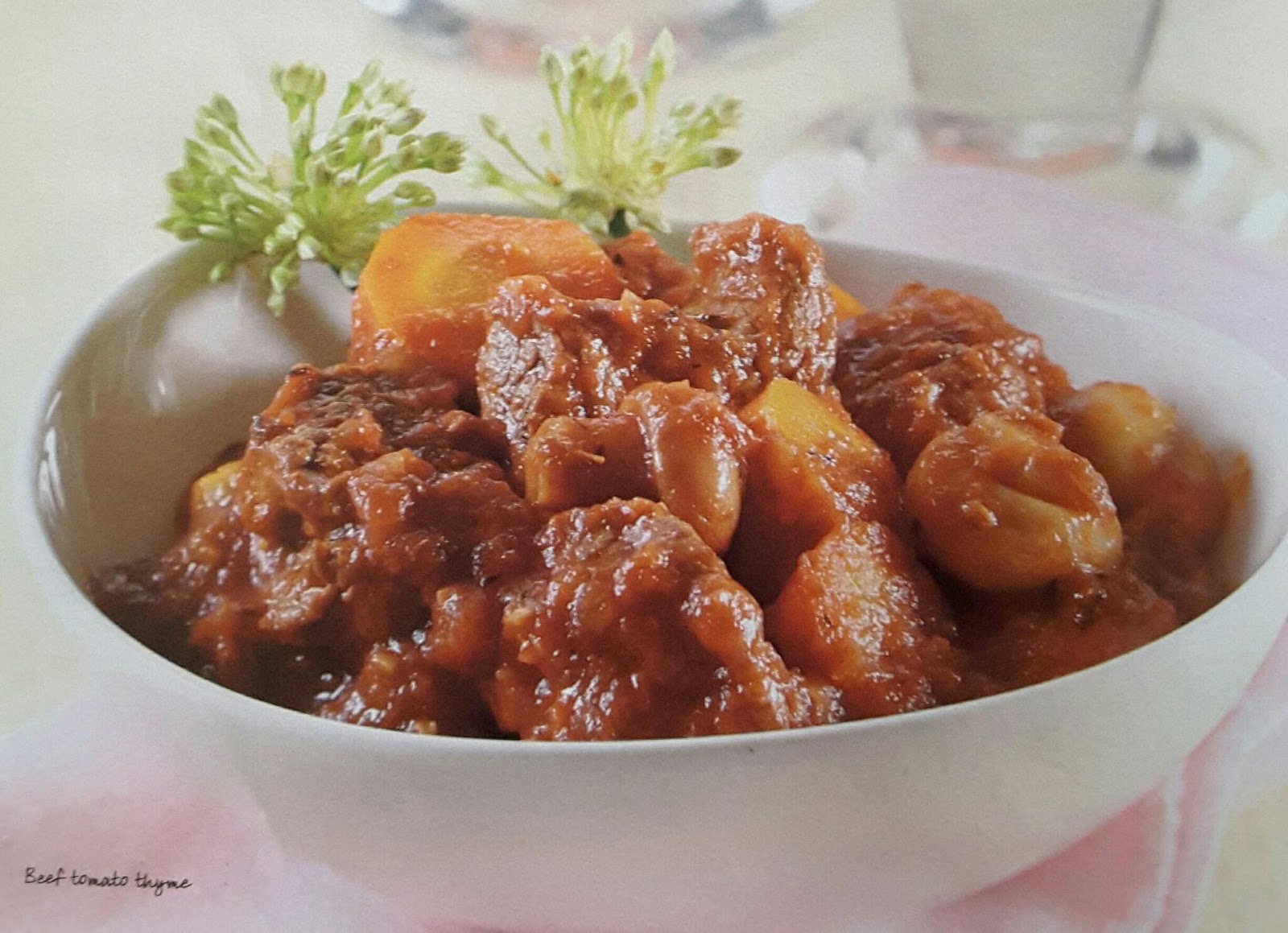 Говядина томатная паста лук рецепт. Гурме с говядиной и томатами. Tomatoes Beef Canadian. Small Beef Tomato. Miced Beef with Tomatos.