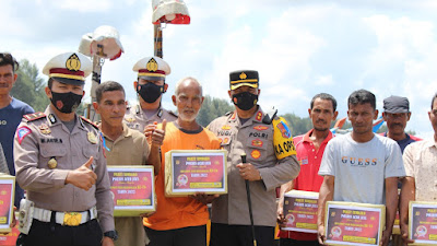 Masyarakat Terima Bansos dari Polres Aceh Jelang Hari Bhayangkara