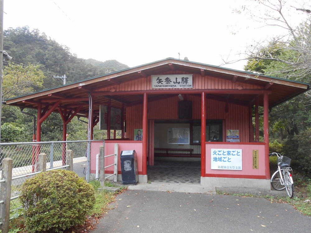 파일:external/upload.wikimedia.org/Yamatsuriyama-stn.jpg