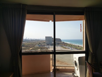 Photos of ד"ר ישעיה אריה - מומחה לניתוחים גינקולגיים, בדיקת מי שפיר, אמצעי מניעה, יילוד ופריון