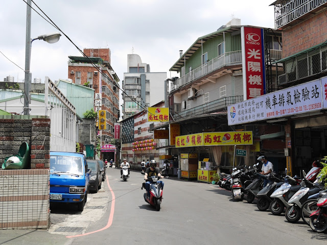 Building with a large flag of the U.S. painted on its side along Lane 185, Zhongzheng Road, Luzhou District, New Taipei City