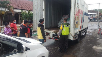 Cegah Peredaran Barang Ilegal  Pemeriksaan Pintu Masuk Pelabuhan Padangbai