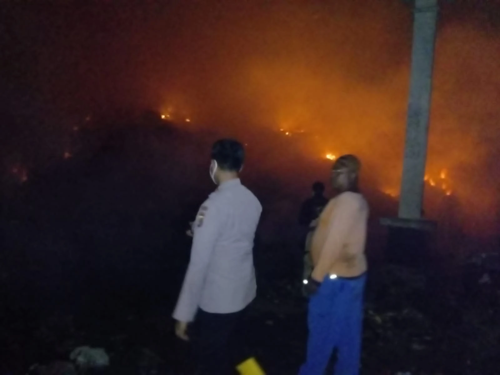 Api Masih Membara di Jalupang, Minimalisir Polisi dan Tentara Bagikan Masker Untuk Masyarakat