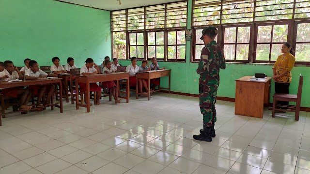 Cerdaskan Generasi Penerus Bangsa, Satgas Pamtas Yonif 126/KC Menjadi Tenaga Pengajar Di Wilayah Perbatasan RI-PNG